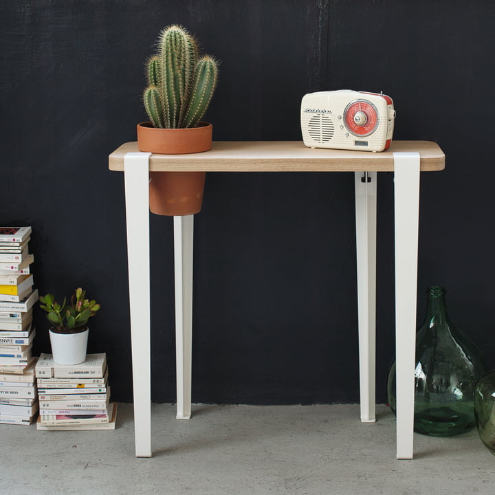 De tafel en bureaupoot H 75 cm, troebel wit, van TipToe als kleine bijzettafel voor decoratieve voorwerpen.