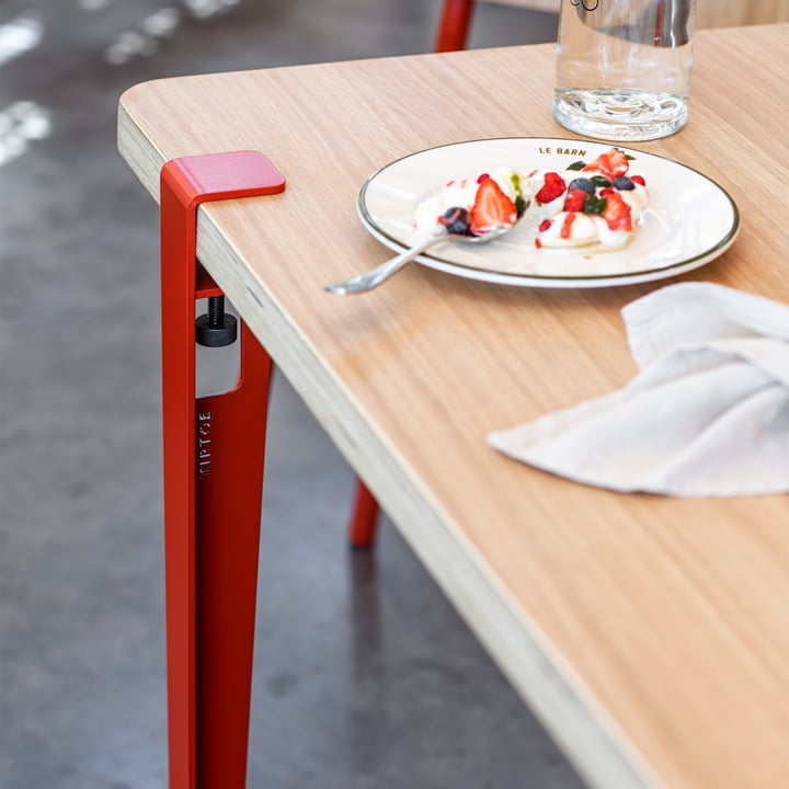 De tafel en bureaupoot, tomatenrood van TipToe aan een eettafel in de eetkamer