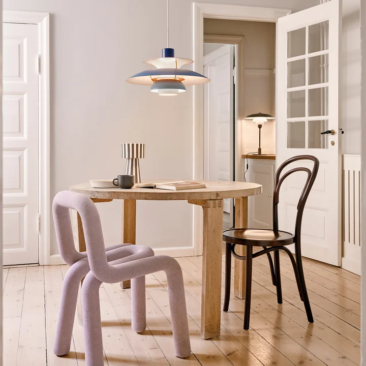 De PH 5 hanglamp, blauwtinten van Louis Poulsen in een gezellige eetkamer