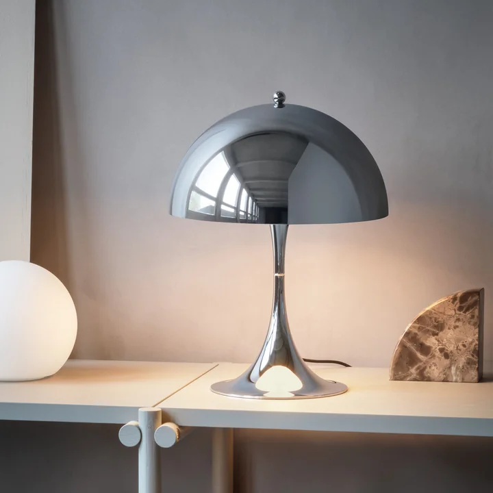 Louis Poulsen De Panthella, hoogglans verchroomd uit als decoratieve lamp op het dressoir