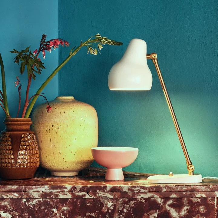 De VL tafellamp van Louis Poulsen als decoratief object naast vazen
