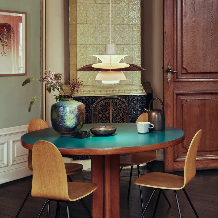 De PH 5 hanglamp, koper, van Louis Poulsen in een antieke eethoek