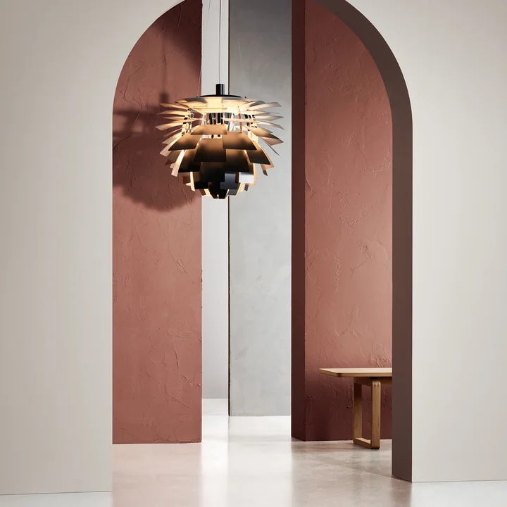 De PH Artichoke van Louis Poulsen bij de ingang van de gang