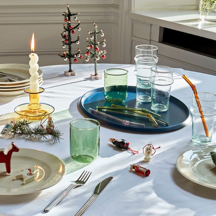 Rietjes, drinkglazen en kandelaars van Hay op de kersttafel