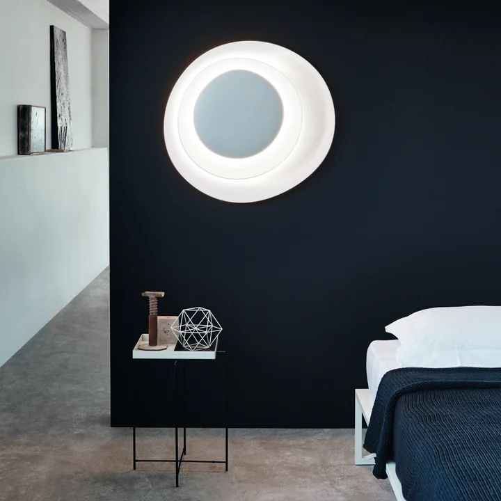De Bahia LED wand- en plafondlamp, wit (dimbaar) van Foscarini in de slaapkamer