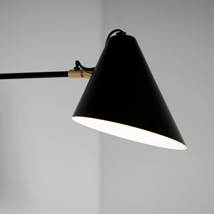 De Club wandlamp, single / zwart van House Doctor kenmerkt zich door een asymmetrische lampenkap