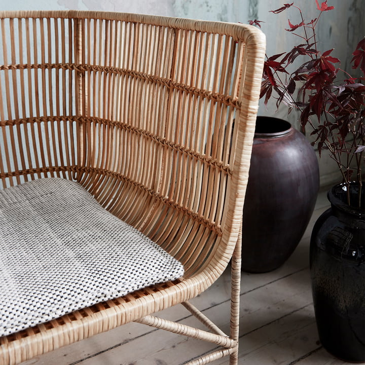 De Cuun Rattan Lounge Chair, naturel van House Doctor met een zitkussen