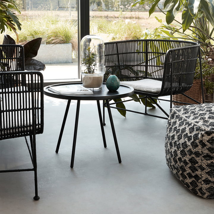 De Cuun Rattan Lounge Chair, zwart van House Doctor in de wintertuin