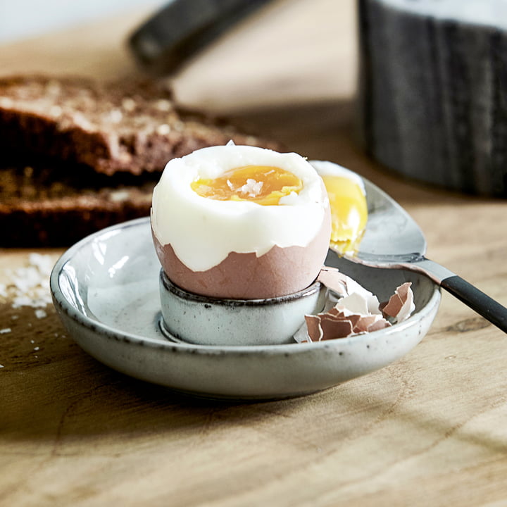 Het Rustic eierdopje, grijsblauw van House Doctor op de ontbijttafel