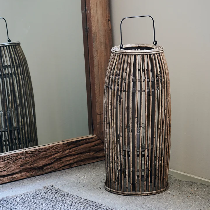 De Ova lantaarn, H 65 cm, naturel van House Doctor naast een spiegel