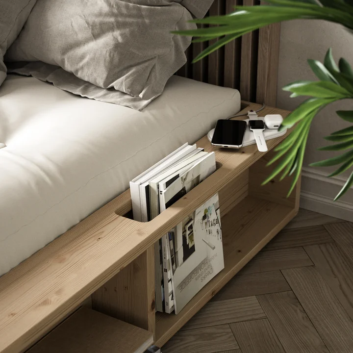 Het bedframe Ziggy met lattenbodem en opbergruimte van Karup Design biedt ruimte voor tijdschriften, smartphone en co.