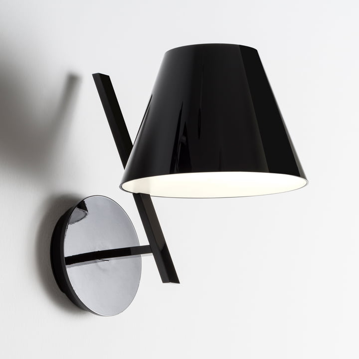 La Petite wandlamp van Artemide in zwart