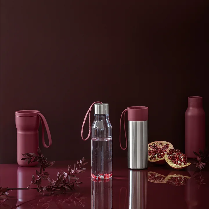 De Nordic Kitchen thermomok in combinatie met andere flessen en thermobekers in pomegranate van Eva Solo