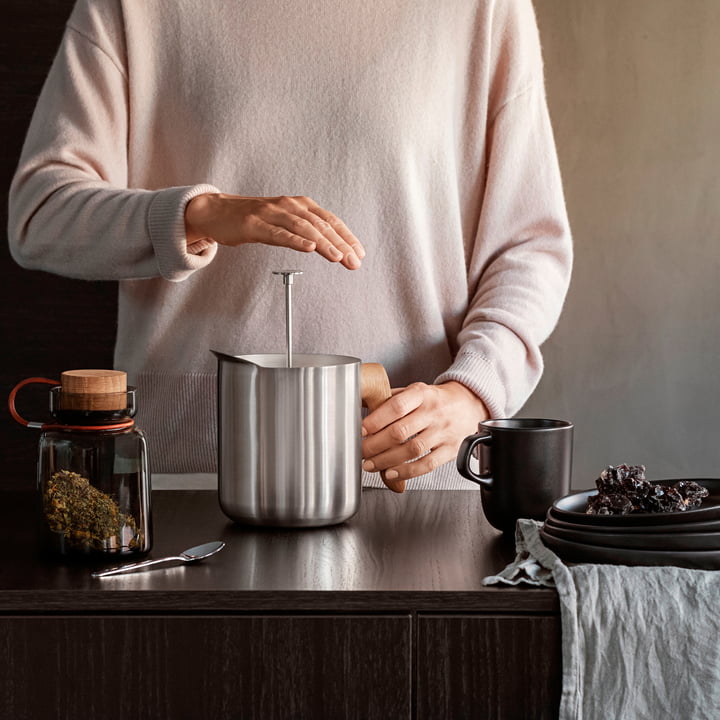 De Nordic Kitchen theemaker van Eva Solo in gebruik in de keuken