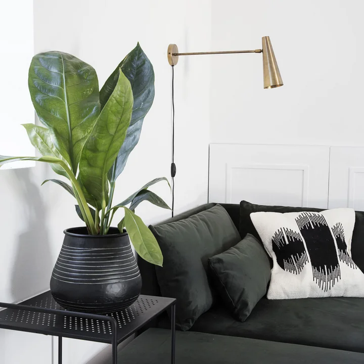 Precise wandlamp van House Doctor in de woonkamer