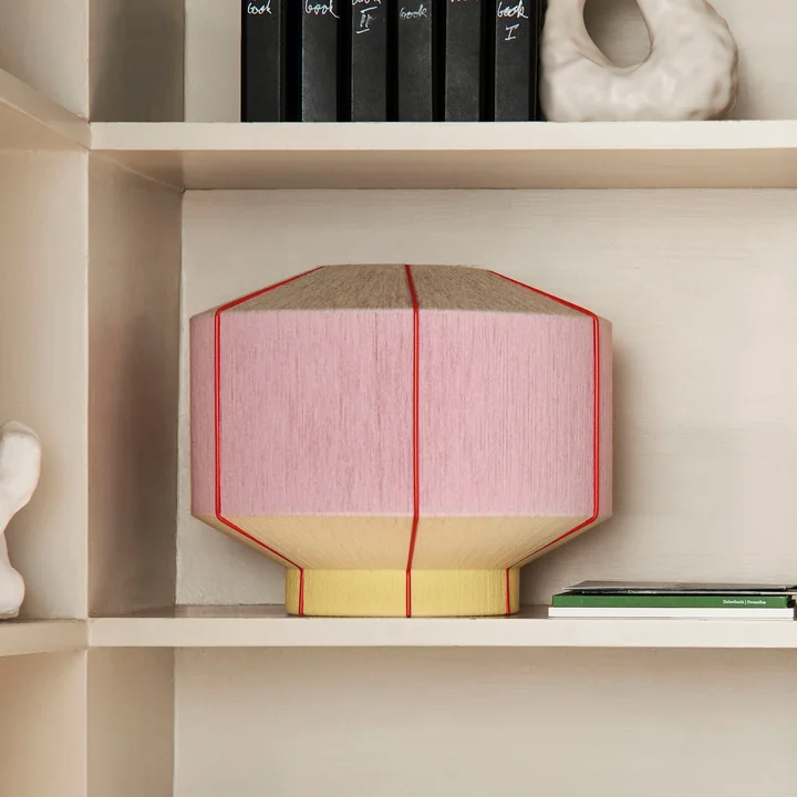 De Bonbon lampenkap, Ø 38 x H 32 cm, ijs van HAY op een plankje