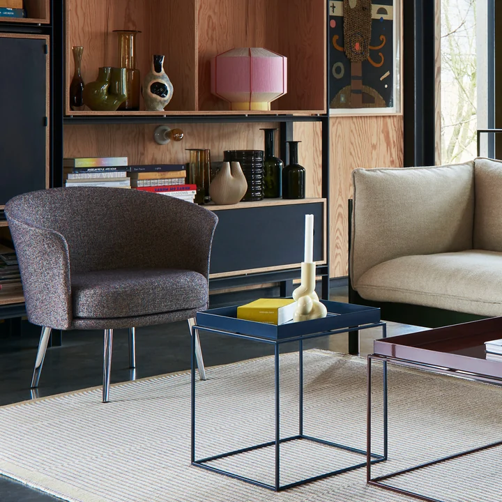 De lampenkap Bonbon, Ø 38 x H 32 cm, ijs van HAY op een plank in een moderne woonkamer