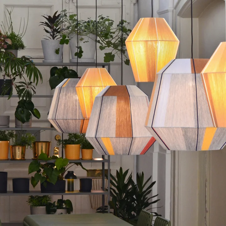 De Bonbon lampenkappen van HAY verlicht in een kamer met veel planten