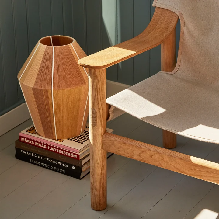 De Bonbon lampenkap M, Ø 32 x H 38 cm, geel gemêleerd van HAY naast een naturel houten stoel