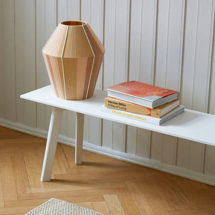 De Bonbon lampenkap M, Ø 32 x H 38 cm, geel gemêleerd van HAY op een platte bank in de gang.