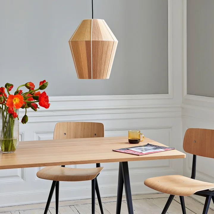 De Bonbon lampenkap M, Ø 32 x H 38 cm, geel gemêleerd van HAY boven een houten eettafel