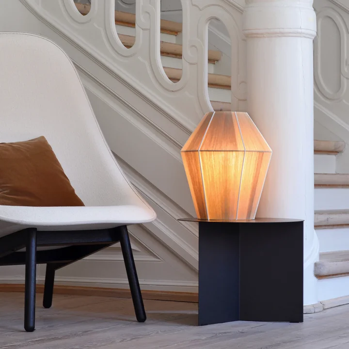 De Bonbon lampenkap M, Ø 32 x H 38 cm, geel gemêleerd van HAY naast een fauteuil op de trap.