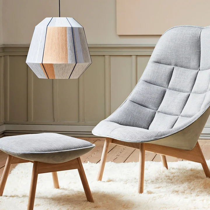 De Bonbon lampenkap L, Ø 50 x H 46 cm, aardetinten van HAY boven een gezellige zithoek.