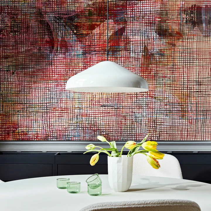 De Pao Steel hanglamp, Ø 47 x H 16,25 cm, crème van HAY boven een gedecoreerde eettafel