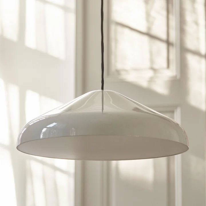 De Pao Steel hanglamp, Ø 47 x H 16,25 cm, crème van HAY in een lichte kamer
