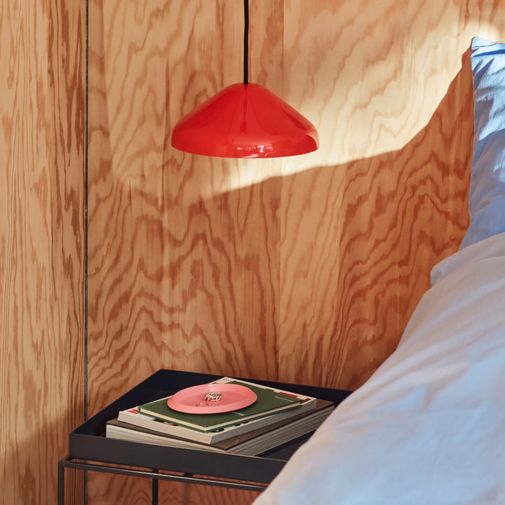 De Pao Steel hanglamp, Ø 23 x H 10 cm, rood van Hay boven het nachtkastje naast het bed