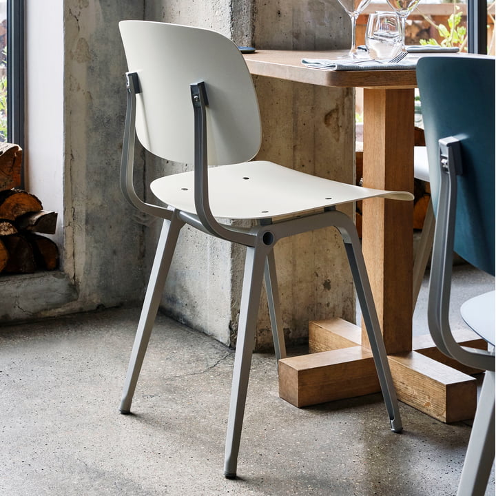 De Revolt Chair, beige / beige van Hay op een kleine houten tafel