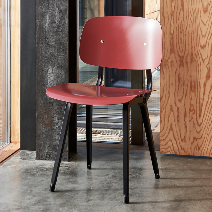 De Revolt Chair, zwart / plum red van Hay in een kamer met veel hout en steen