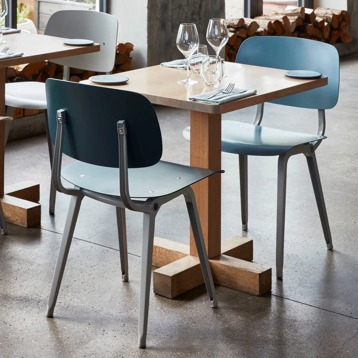 De Revolt Chair van HAY in een commerciële setting