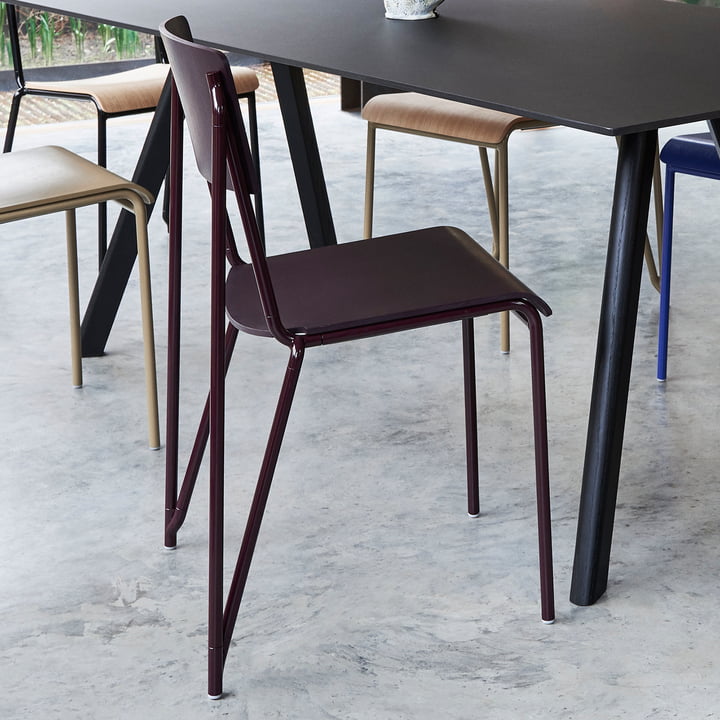 De Petit Standard stoel, dark bordeaux / dark bordeaux van Hay op een zwarte tafel