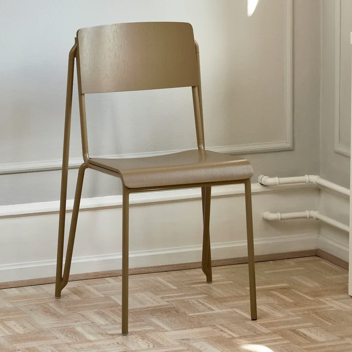 De Petit Standard stoel, clay / clay van HAY in een kamer met veel houten elementen