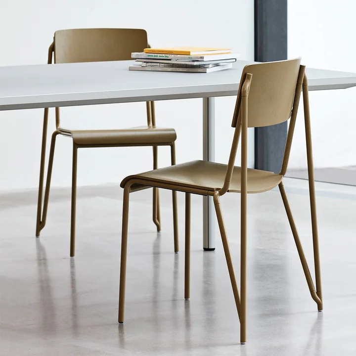 De Petit Standard stoel, clay / clay van HAY op een witte tafel