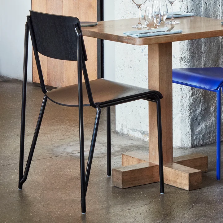 De Petit Standard stoel, zwart / zwart van HAY op een tafel voor twee