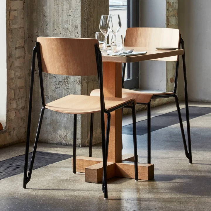 De Petit Standard stoel, zwart / eiken mat gelakt door HAY in een commerciële setting