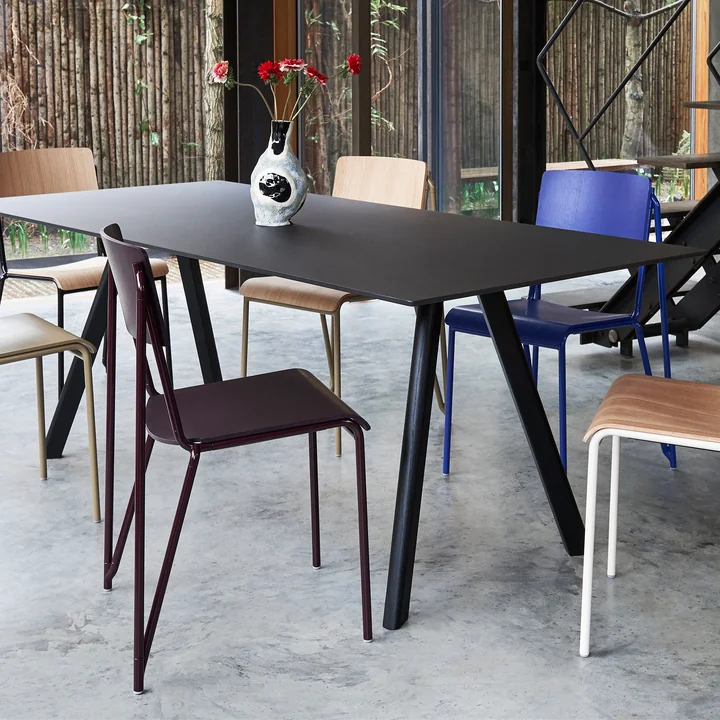 De Petit Standard stoel van HAY in verschillende uitvoeringen aan de eettafel