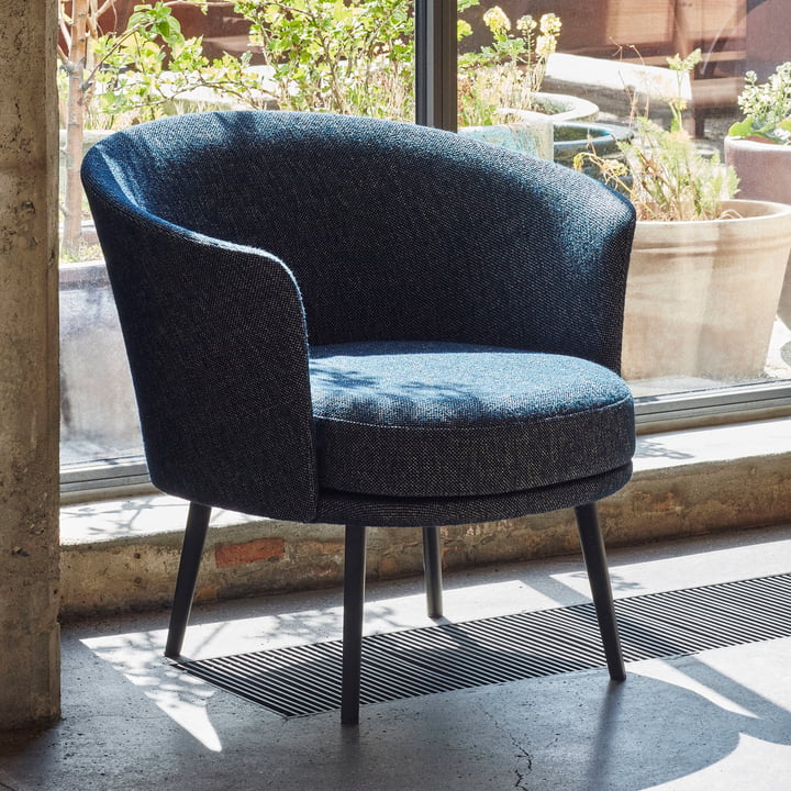 De Dorso fauteuil, gepoedercoat staal, fairway donkerblauw (308-288) van Hay voor het terras