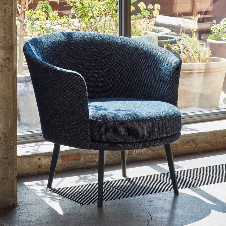 De Dorso fauteuil, gepoedercoat staal, fairway donkerblauw (308-288) van HAY voor het terras