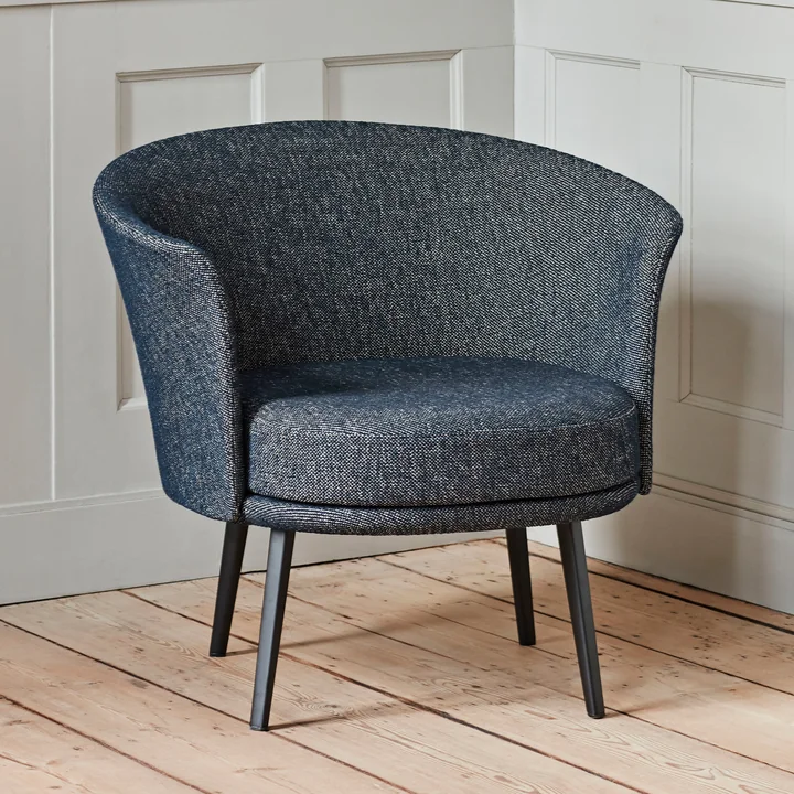 De Dorso fauteuil, gepoedercoat staal, fairway donkerblauw (308-288) van HAY in de woonkamer met veel hout
