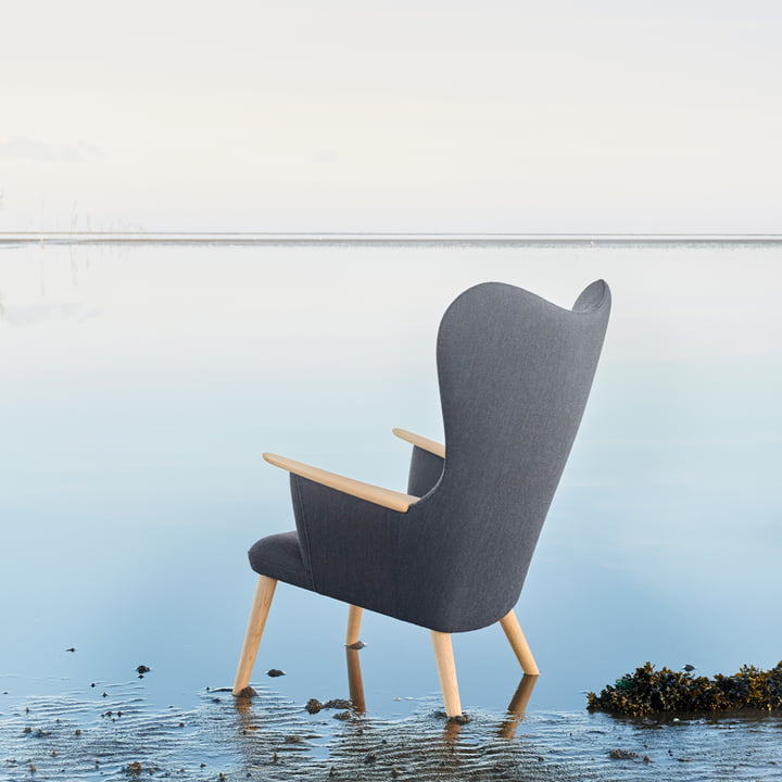 De CH78 Mama Bear Lounge Chair van Carl Hansen buiten aan de waterkant