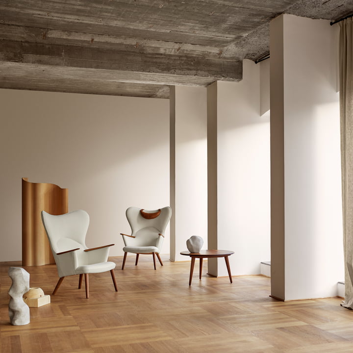 De CH78 Mama Bear Lounge Chair van Carl Hansen in een grote ruimte met hoge plafonds