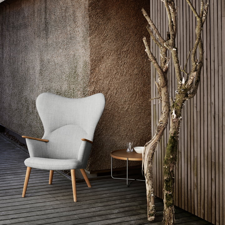 De CH78 Mama Bear Lounge Chair van Carl Hansen buiten op een houten terras