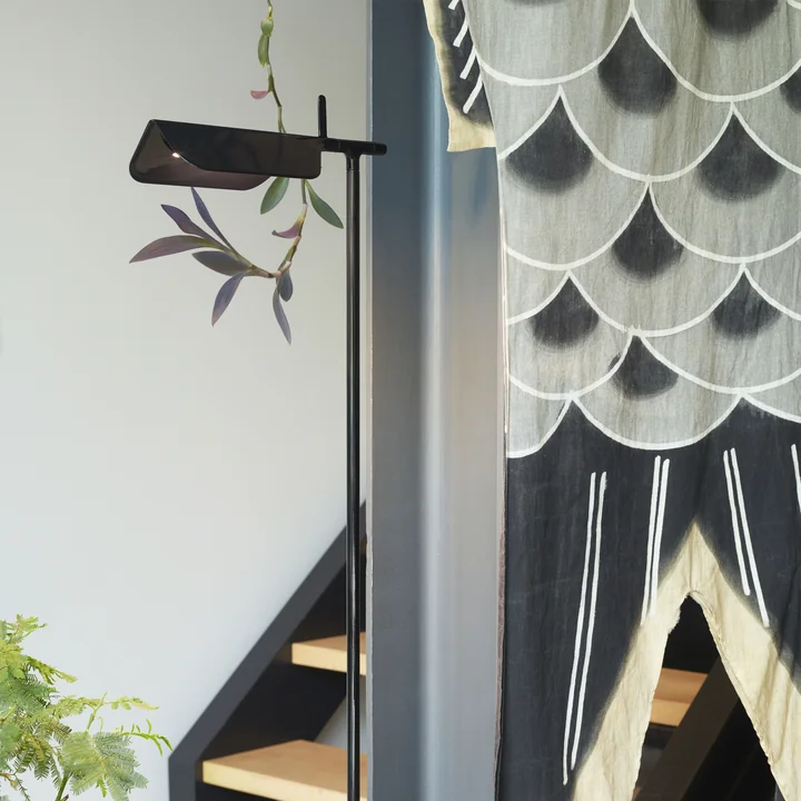 De Tab F LED vloerlamp als discrete blikvanger in de woonkamer