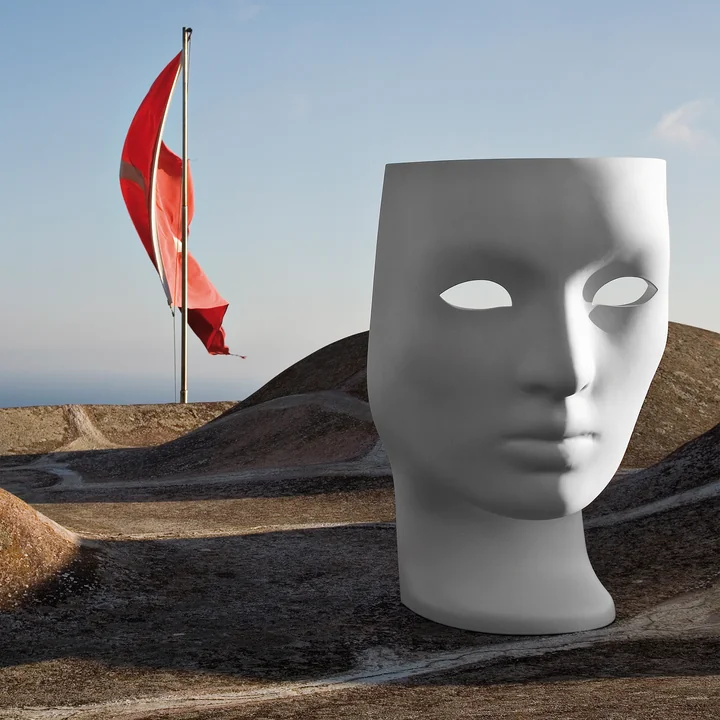 De Nemo fauteuil, wit tegen een statige achtergrond