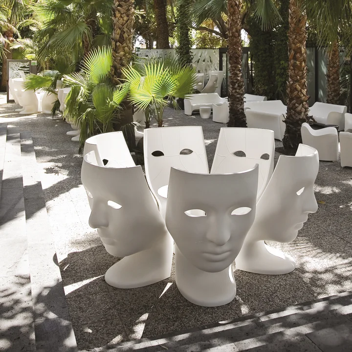 De fauteuil Nemo , wit van Driade in de buitenruimte