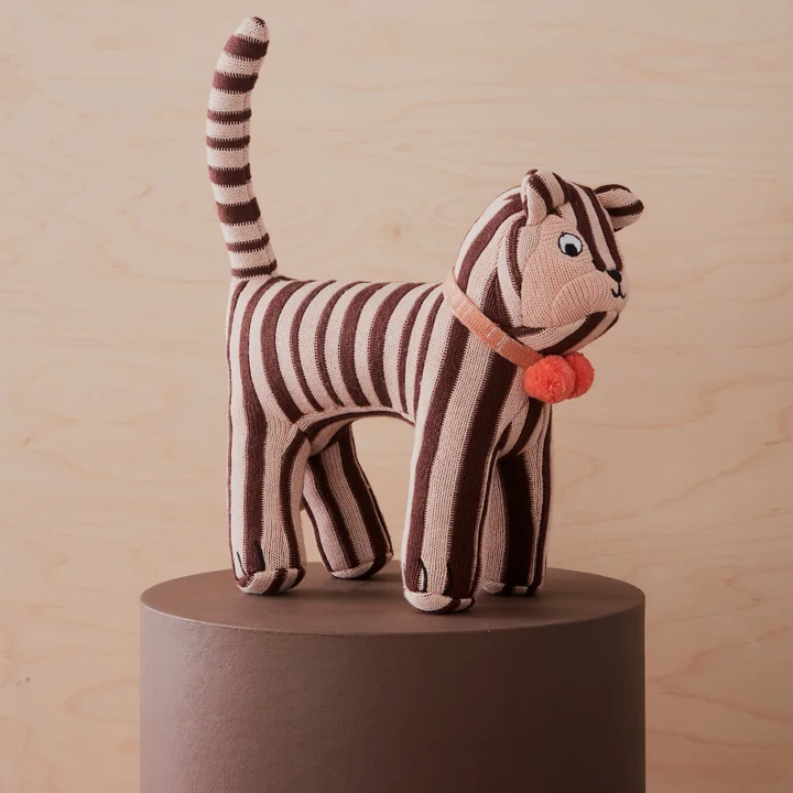 De gebreide knuffel van OYOY als gestreepte kat met halsband