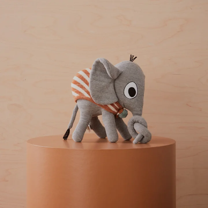 De gebreide knuffel van OYOY als olifant met geknoopte slurf